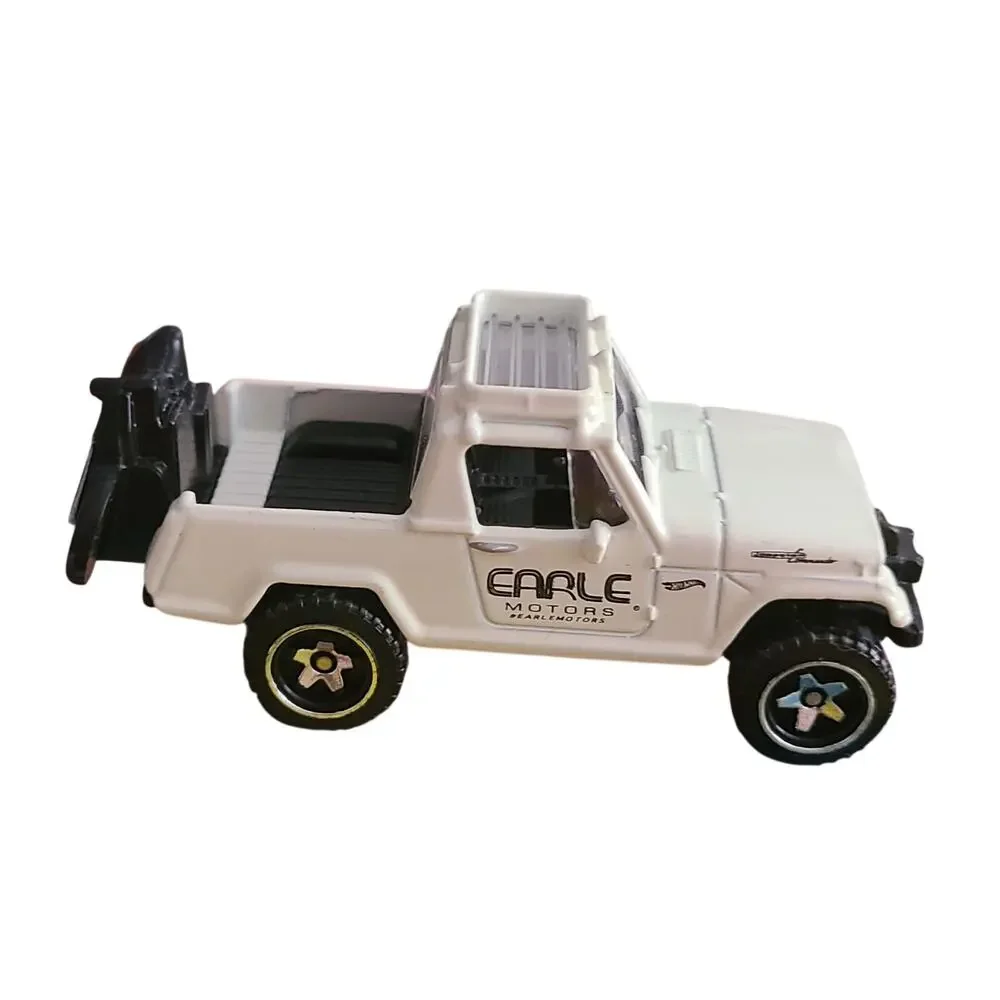 1966 -1970 JEEPSTER COMMANDO DIECAST MODEL PICK-UP TRUCK 1:64 SCALE DIORAMA